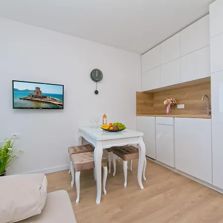Sunset Apartment *